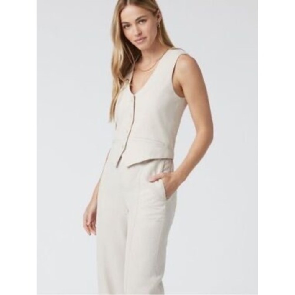 Vuori Womens Coastline Vest in Milkweed Size Medium